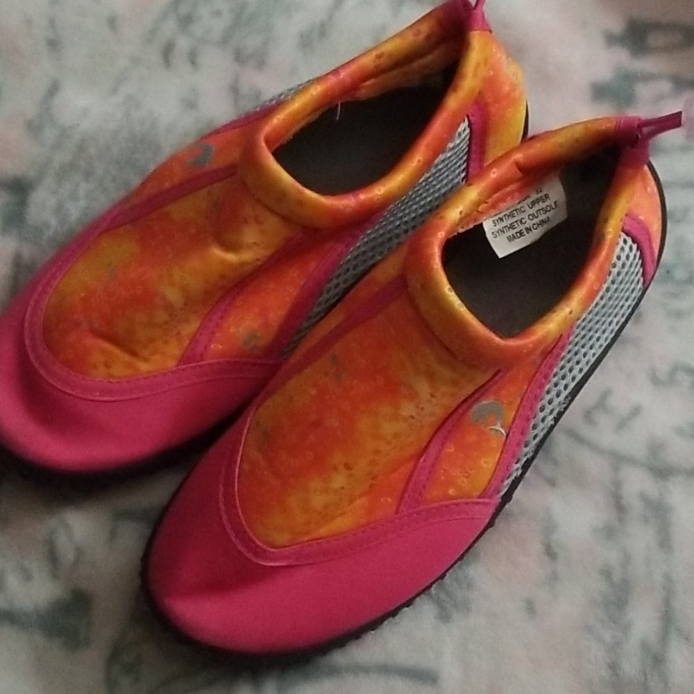 Girls sz 1 Water Shoes by Reel Legends